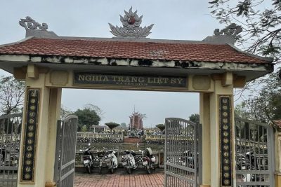 Các thầy cô giáo và các em học sinh trường THCS Yên Bình lao động tại nghĩa trang liệt sỹ để chuẩn bị đón tết nguyên đán 2023!